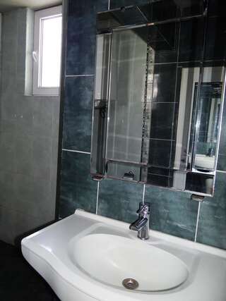 Гостевой дом Guest Rooms Kom София Трехместный номер с общей ванной комнатой-1