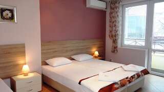 Гостевой дом Guest Rooms Kom София Трехместный номер с общей ванной комнатой-2